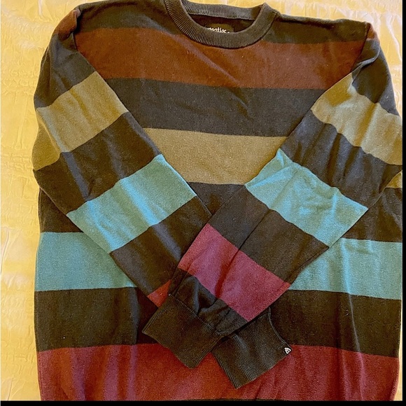 Mens Quicksilver and Matix sweater bundle.  Both size L. - Picture 3 of 4